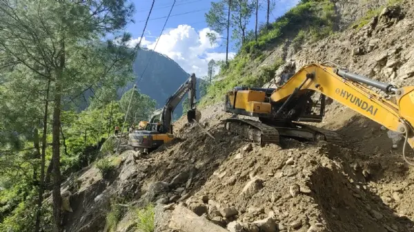 नंदप्रयाग में बदरीनाथ हाईवे बंद, 600 यात्री फंसे