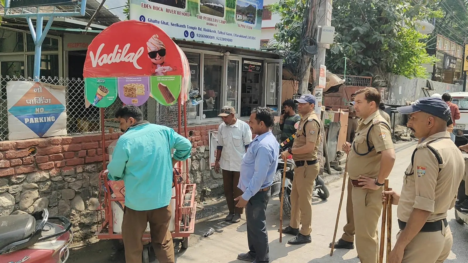 चारधाम यात्रा से पहले सख्ती: मुनि की रेती में अतिक्रमण पर चला अभियान