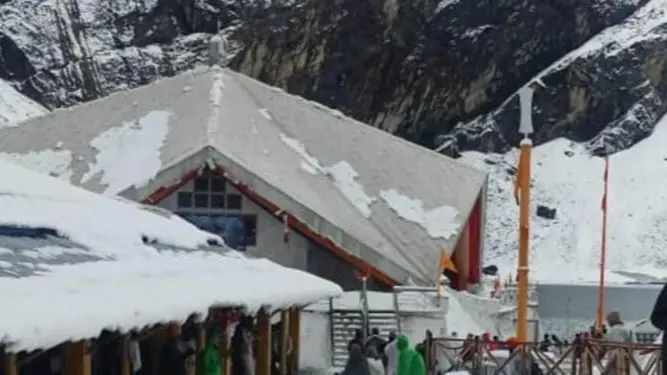 हेमकुंड साहिब में जमी चार इंच तक बर्फ