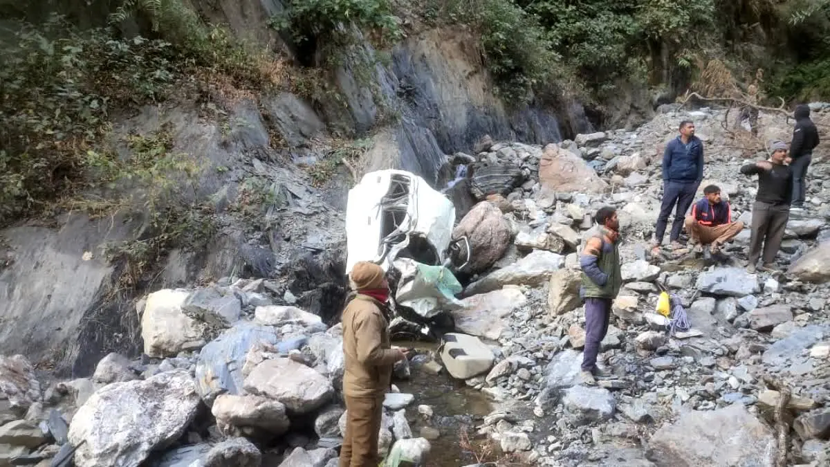 चकराता मार्ग पर कार खाई में गिरी, पति की मौत, पत्नी घायल