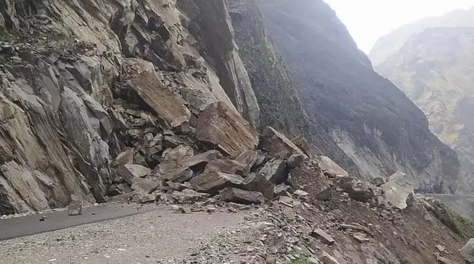 पिथौरागढ में चट्टान के नीचे दबा वाहन, नौ लोगों के मारे जाने की आशंका