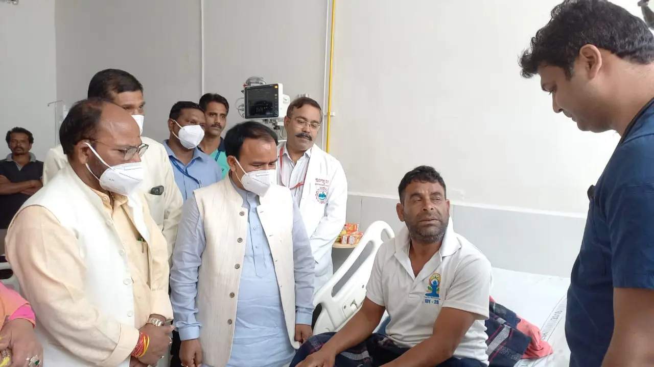 एम्स ऋषिकेश पहुँचकर स्वास्थ्य मंत्री ने चमोली में घायल हुये लोगों का हाल चाल जाना